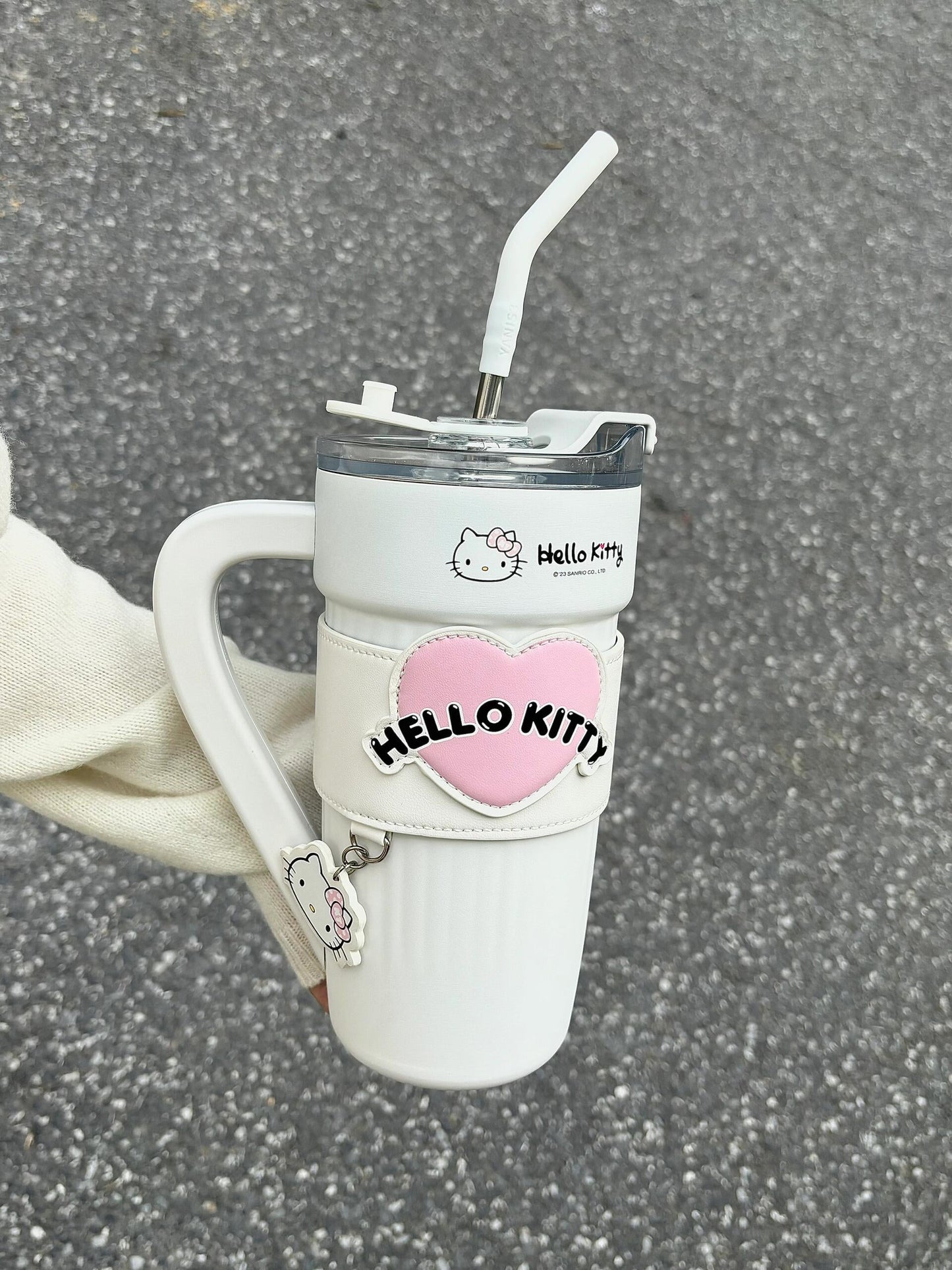 Hello Kitty Limited Edition Tumbler – Stay Stylish, Stay Hydrated!